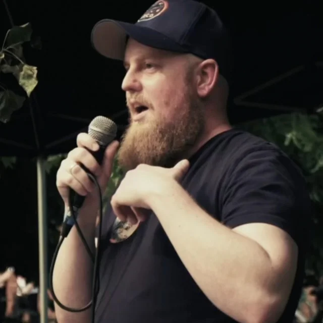 Alexander Dettke spricht in ein Mikrofon